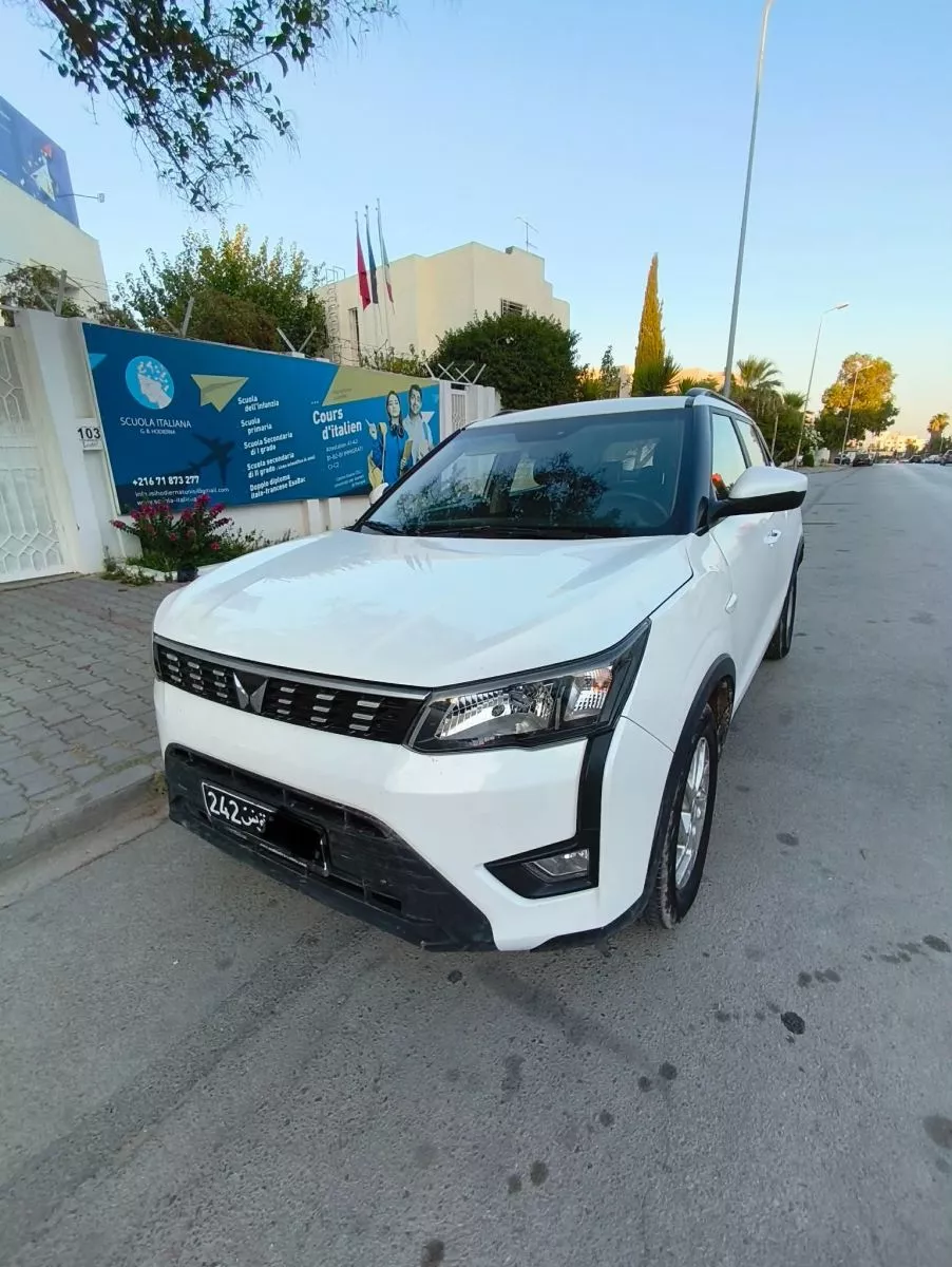 Mahindra XUV 300 W6 1.2 L 110 cv